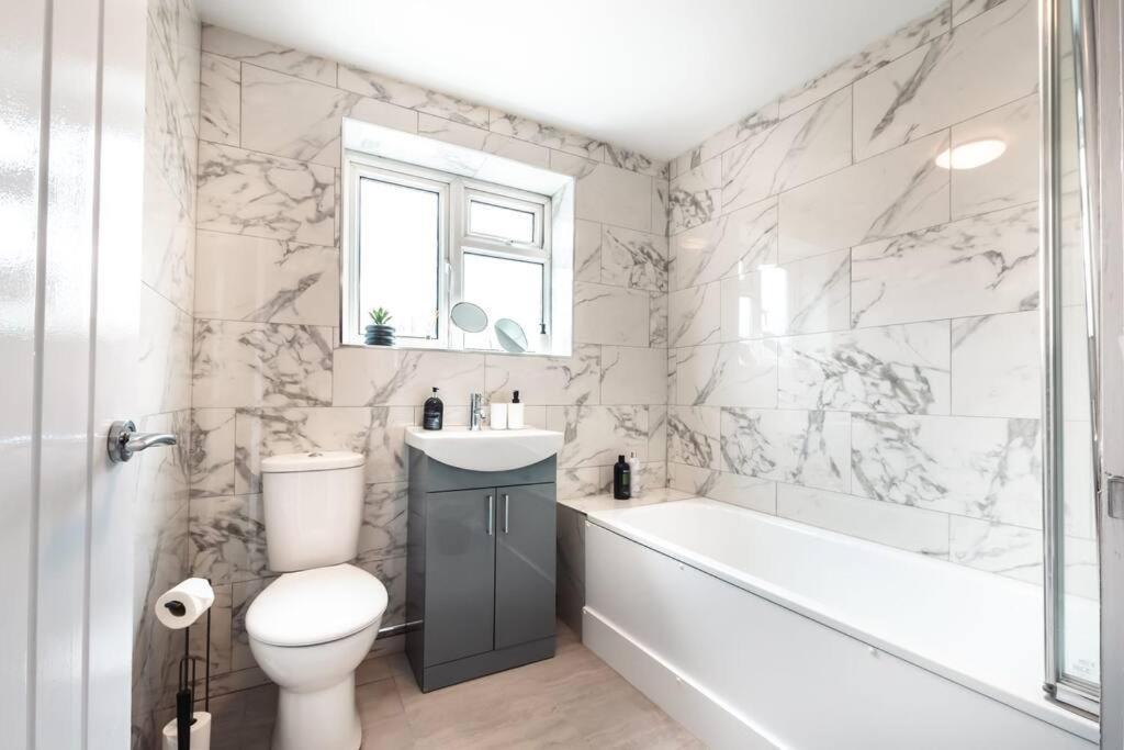 Modern House In With Private Off-road Parking - Newly Refurbished - Great For Contractors, Friends & Families