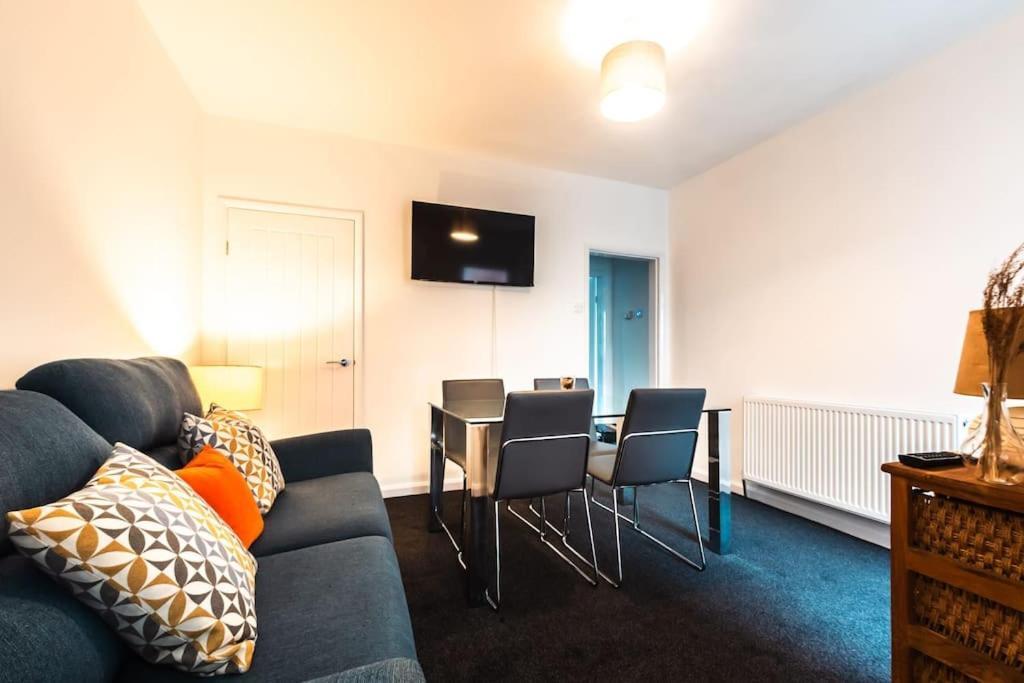 Holiday home Modern House In With Private Off-road Parking - Newly Refurbished - Great For Contractors, Friends & Families *