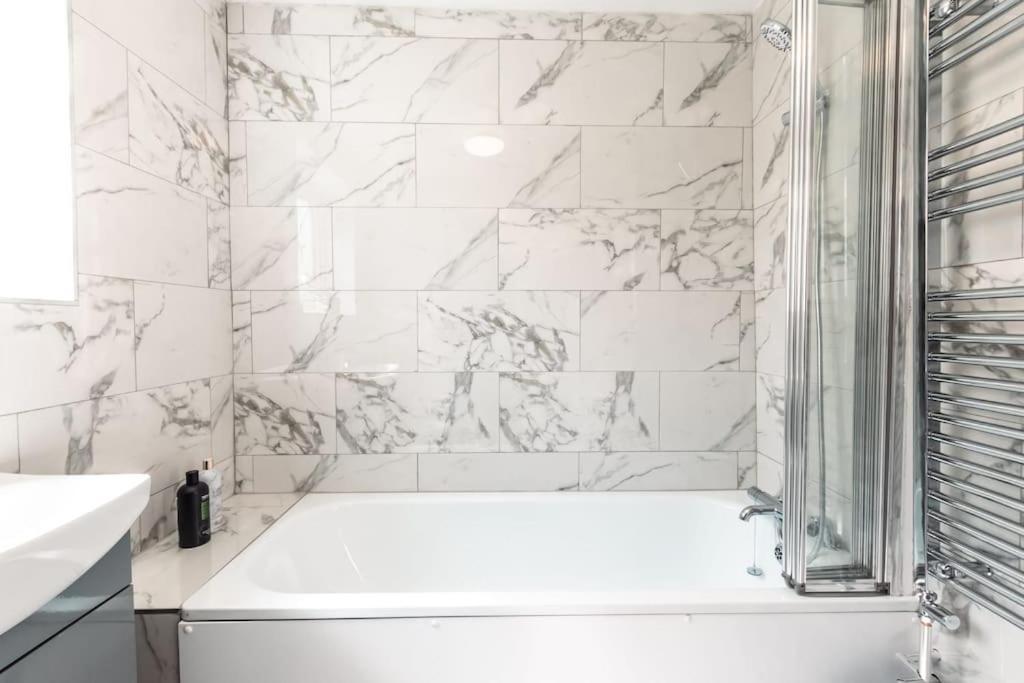 Modern House In With Private Off-road Parking - Newly Refurbished - Great For Contractors, Friends & Families Holiday home Southampton