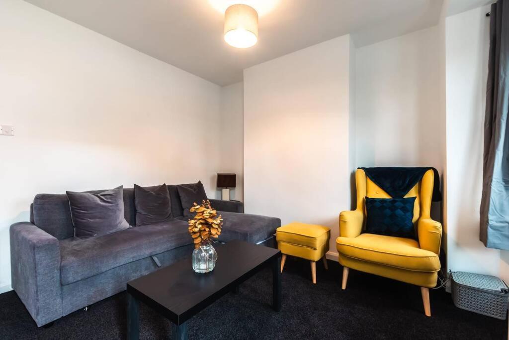 Holiday home Modern House In With Private Off-road Parking - Newly Refurbished - Great For Contractors, Friends & Families