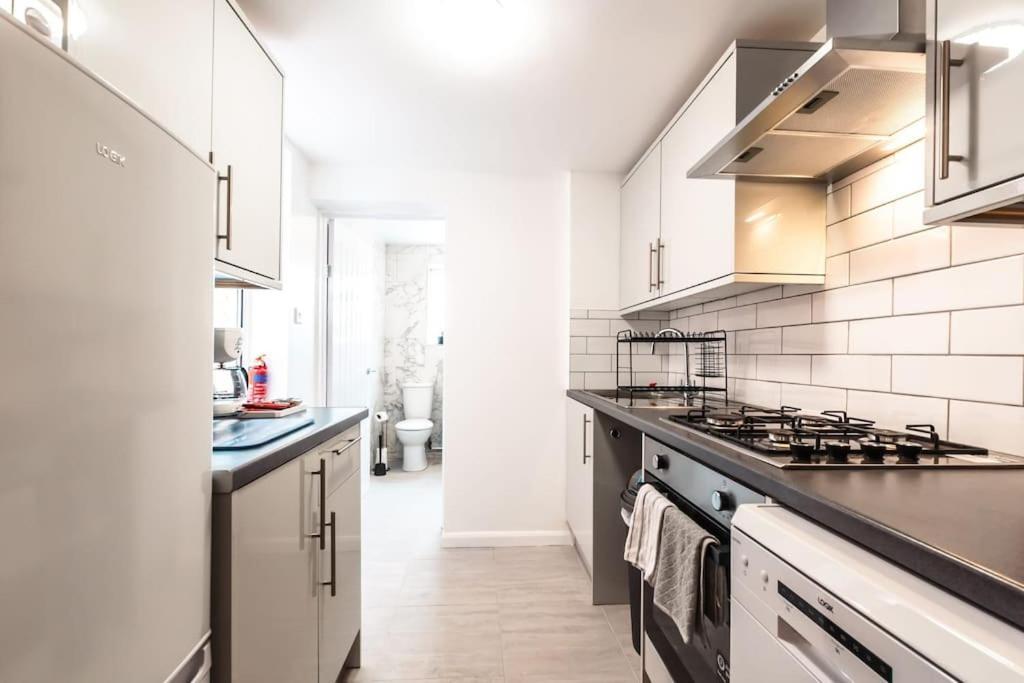 Modern House In With Private Off-road Parking - Newly Refurbished - Great For Contractors, Friends & Families *