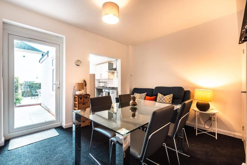 Modern House In With Private Off-road Parking - Newly Refurbished - Great For Contractors, Friends & Families Holiday home Southampton