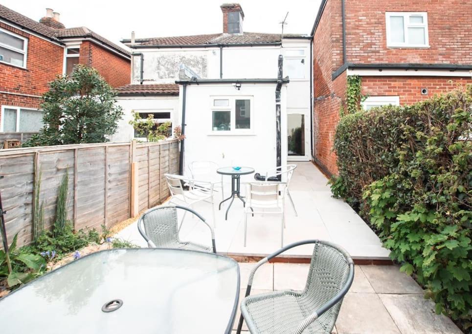 Holiday home Modern House In With Private Off-road Parking - Newly Refurbished - Great For Contractors, Friends & Families *