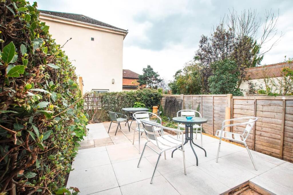 Modern House In With Private Off-road Parking - Newly Refurbished - Great For Contractors, Friends & Families Holiday home